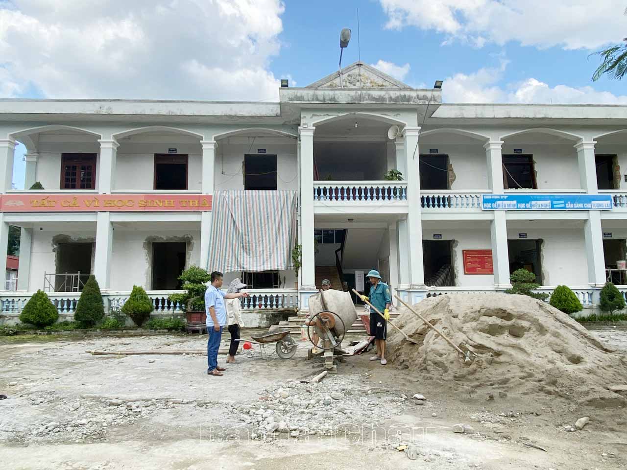 Công ty TNHH một thành viên Quang Trang đang đẩy nhanh tiến độ thi công công trình duy tu, sửa chữa cơ sở vật chất Trường THCS Mường So.